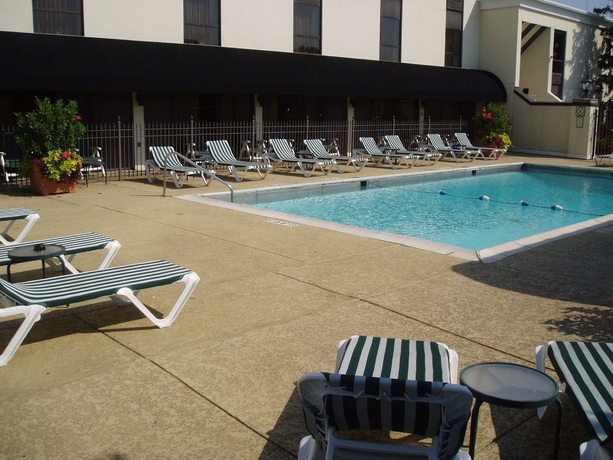 Imagen de la piscina del Hotel Doubletree By Hilton St. Louis Airport. Foto 16