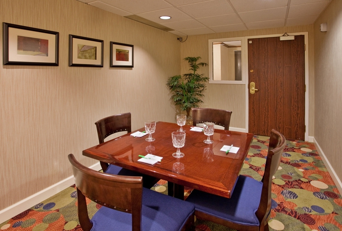 Imagen de los interiores del Hotel Doubletree By Hilton St. Louis Airport. Foto 14