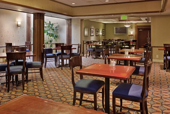 Imagen del bar/restaurante del Hotel Doubletree By Hilton St. Louis Airport. Foto 2