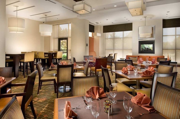 Imagen del bar/restaurante del Hotel Doubletree By Hilton Sterling - Dulles Airport. Foto 2