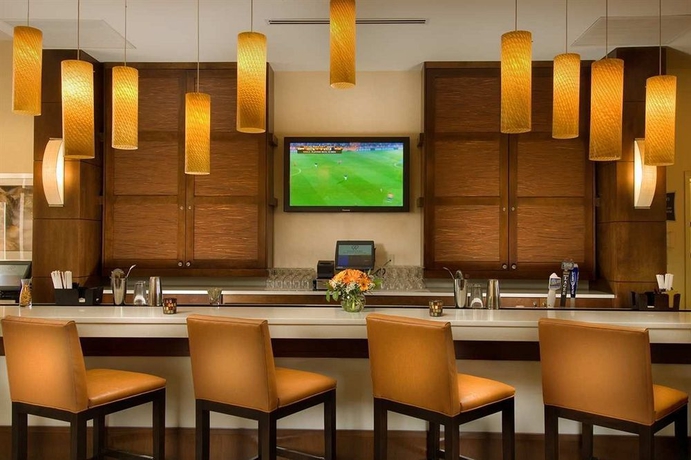 Imagen del bar/restaurante del Hotel Doubletree By Hilton Sterling - Dulles Airport. Foto 4