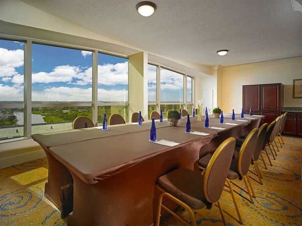 Imagen de los interiores del Hotel Doubletree By Hilton Sunrise - Sawgrass Mills. Foto 11