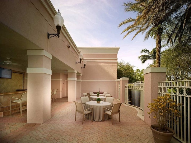 Imagen de los exteriores del Hotel Doubletree By Hilton Sunrise - Sawgrass Mills. Foto 6