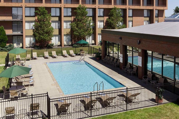 Imagen de la piscina del Hotel Doubletree By Hilton Syracuse. Foto 16