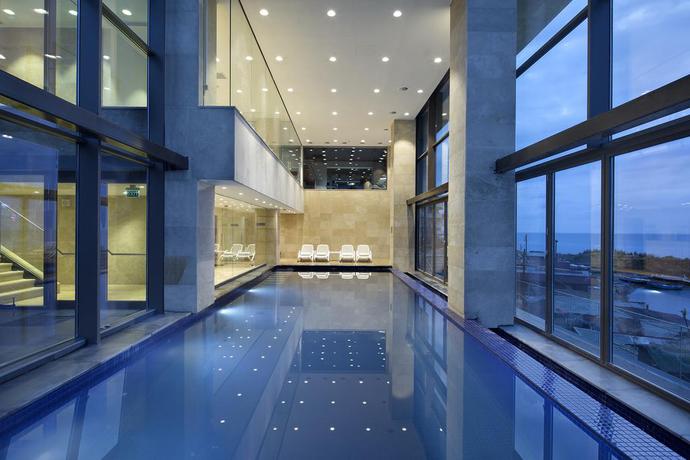 Imagen de la piscina del Hotel Doubletree By Hilton Trabzon. Foto 19