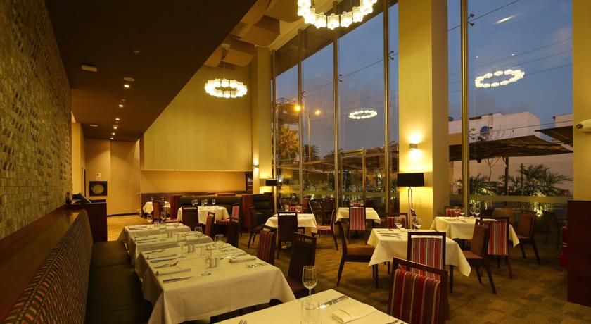 Imagen del bar/restaurante del Hotel Doubletree By Hilton Trujillo. Foto 2