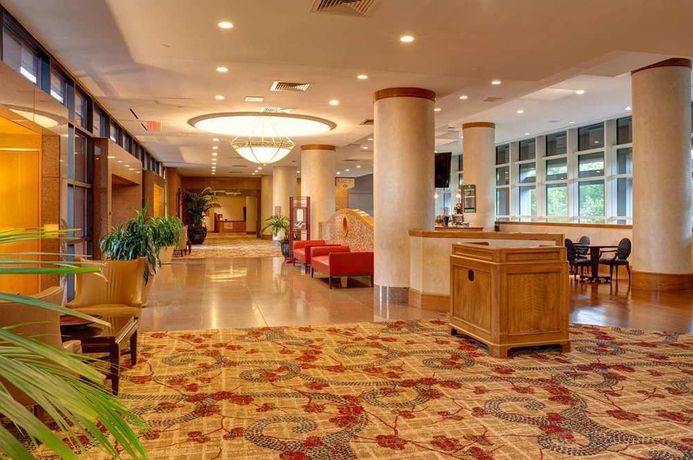 Imagen de los interiores del Hotel Doubletree By Hilton Tulsa - Warren Place. Foto 8