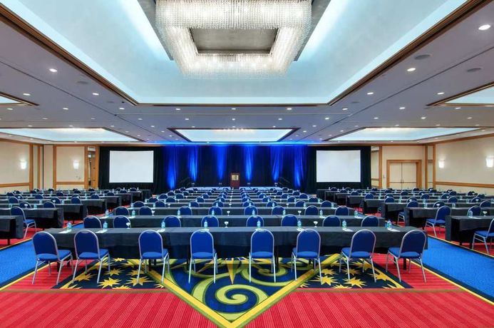 Imagen del bar/restaurante del Hotel Doubletree By Hilton Tulsa - Warren Place. Foto 4