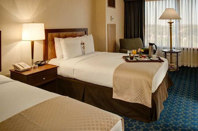 Imagen de la piscina del Hotel Doubletree By Hilton Tulsa - Warren Place. Foto 16