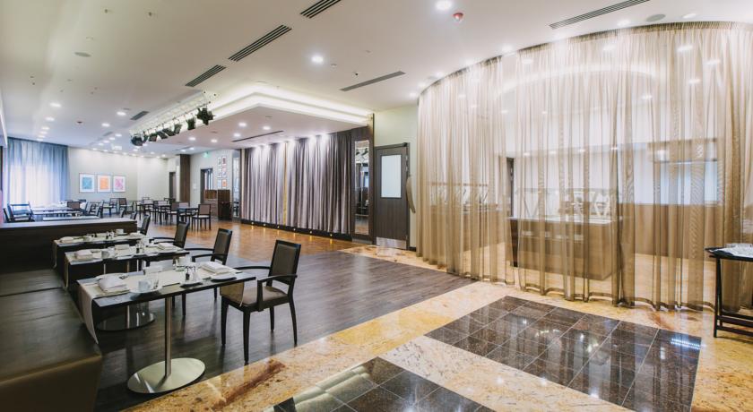 Imagen del bar/restaurante del Hotel Doubletree By Hilton Tyumen. Foto 2