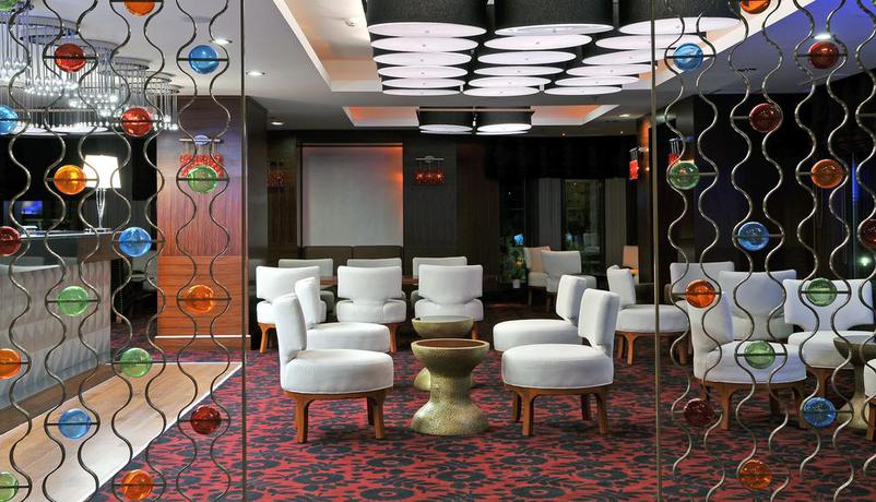 Imagen del bar/restaurante del Hotel Doubletree By Hilton Van. Foto 2