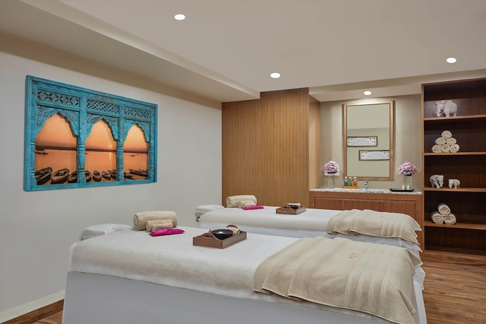 Imagen de la piscina del Hotel Doubletree By Hilton Varanasi. Foto 17