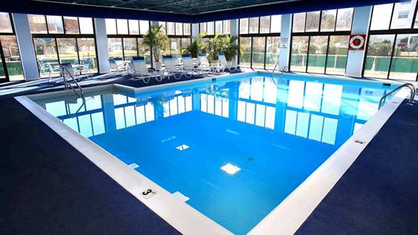 Imagen de la piscina del Hotel Doubletree By Hilton Virginia Beach. Foto 13