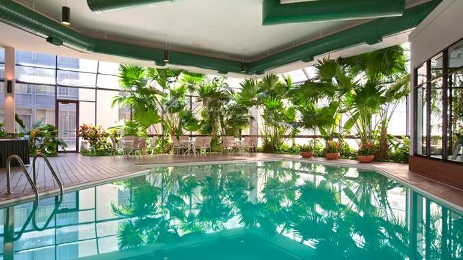 Imagen de la piscina del Hotel Doubletree By Hilton Wichita Airport. Foto 5