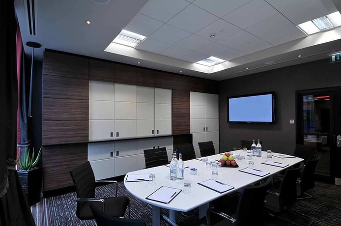 Imagen de los interiores del Hotel Doubletree By Hilton Woking. Foto 12