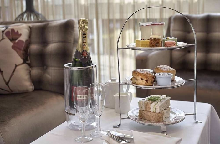 Imagen del bar/restaurante del Hotel Doubletree By Hilton Woking. Foto 4