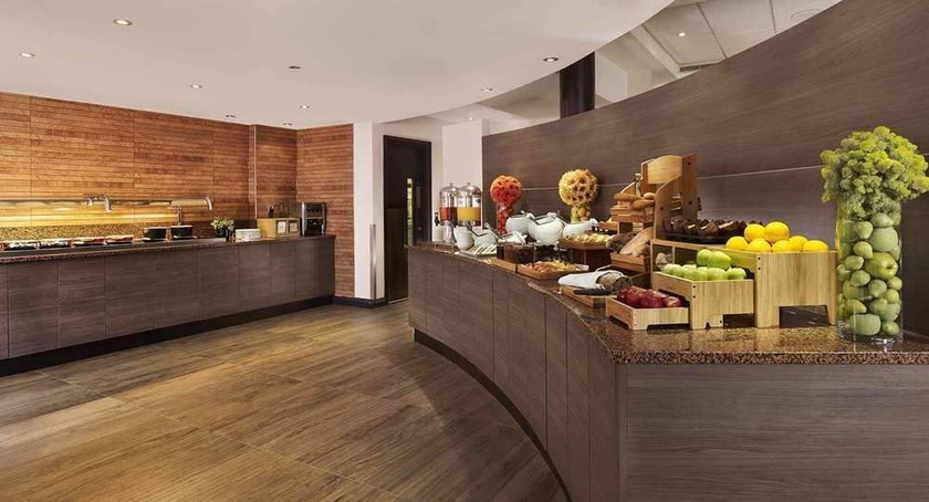 Imagen del bar/restaurante del Hotel Doubletree By Hilton Woking. Foto 6