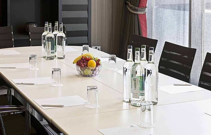 Imagen de los interiores del Hotel Doubletree By Hilton Woking. Foto 15