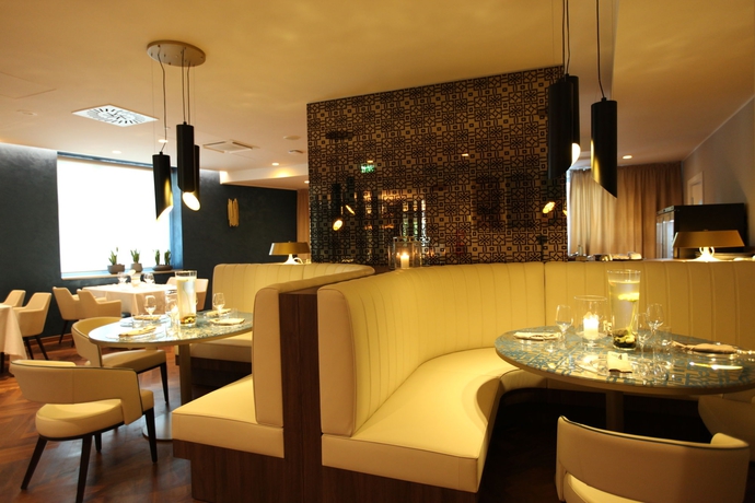 Imagen del bar/restaurante del Hotel Doubletree By Hilton Yerevan City Centre. Foto 2