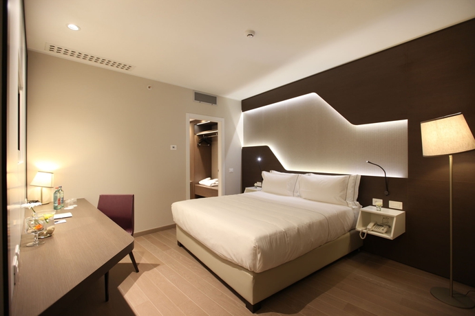Imagen de la habitación del Hotel Doubletree By Hilton Yerevan City Centre. Foto 10