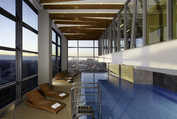 Imagen de la piscina del Hotel Doubletree By Hilton Zagreb. Foto 16