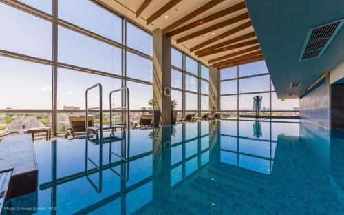 Imagen de la piscina del Hotel Doubletree By Hilton Zagreb. Foto 9