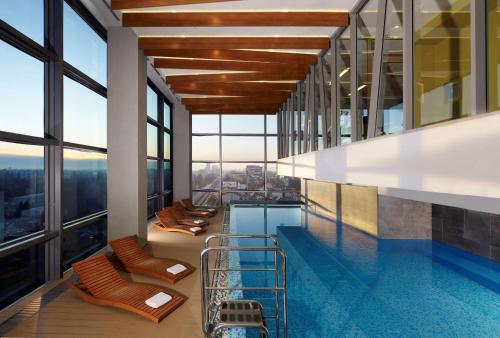 Imagen de la piscina del Hotel Doubletree By Hilton Zagreb. Foto 10