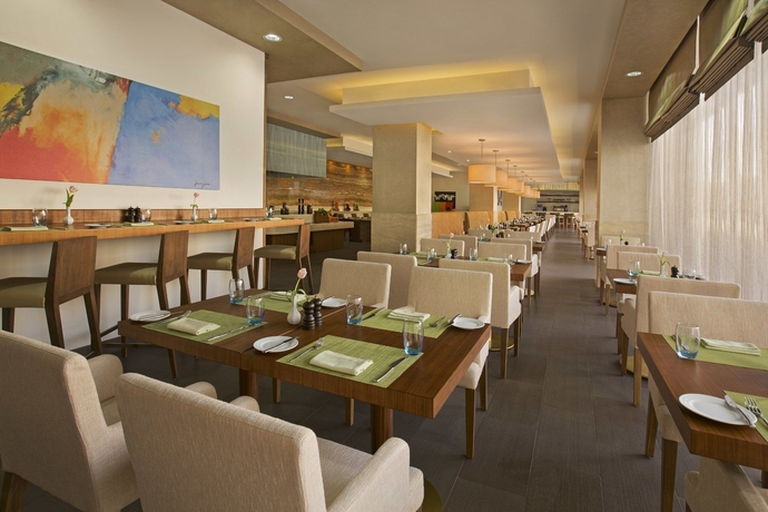 Imagen del bar/restaurante del Hotel Doubletree By Hilton and Residences Dubai Al Barsha. Foto 1