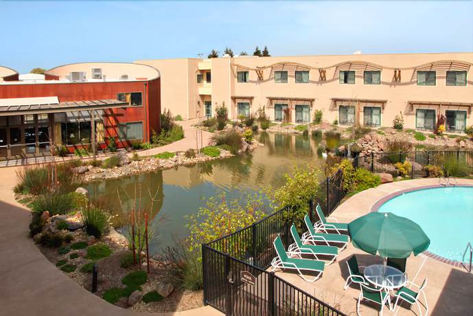 Imagen de la piscina del Hotel Doubletree By Hilton and Spa Napa Valley American Canyon. Foto 20