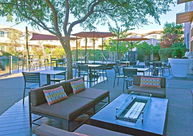 Imagen del bar/restaurante del Hotel Doubletree By Hilton and Spa Napa Valley American Canyon. Foto 10