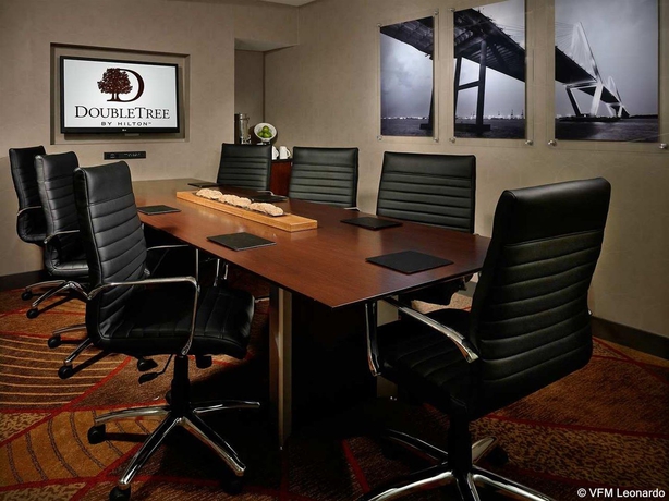 Imagen general del Hotel Doubletree By Hilton and Suites Charleston Airport. Foto 3