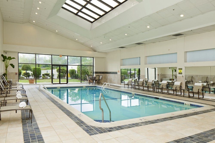 Imagen de la piscina del Hotel Doubletree Fort Lee George Washington Bridge. Foto 6