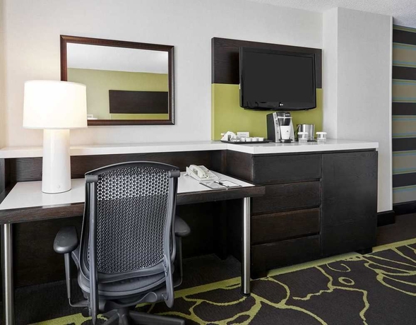 Imagen de la habitación del Hotel Doubletree Hotel Charlotte-gateway Village. Foto 8