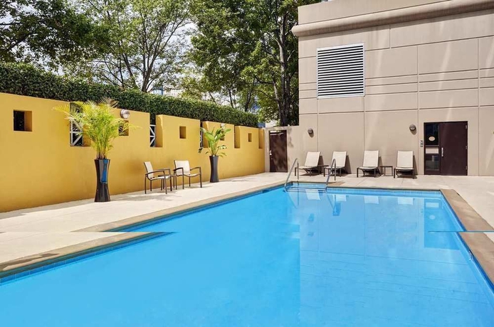 Imagen de la piscina del Hotel Doubletree Hotel Charlotte-gateway Village. Foto 16