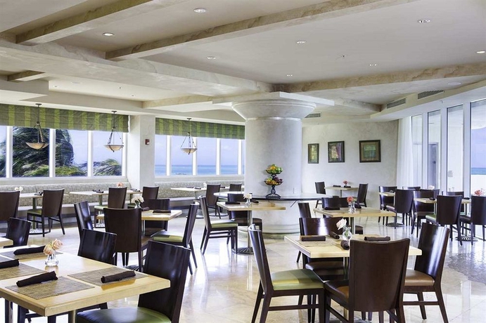 Imagen del bar/restaurante del Hotel Doubletree Resort and Spa By Hilton Ocean Point-n. Miami Beach. Foto 3