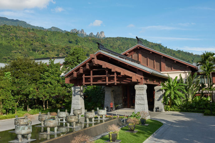 Imagen general del Hotel Doubletree Resort by Hilton Hainan Qixianling Hot. Foto 2