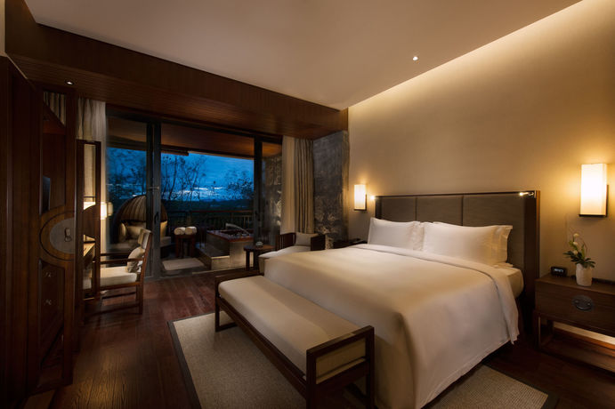 Imagen de la habitación del Hotel Doubletree Resort by Hilton Hainan Qixianling Hot. Foto 8