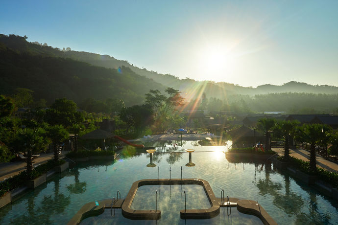 Imagen de los exteriores del Hotel Doubletree Resort by Hilton Hainan Qixianling Hot. Foto 15