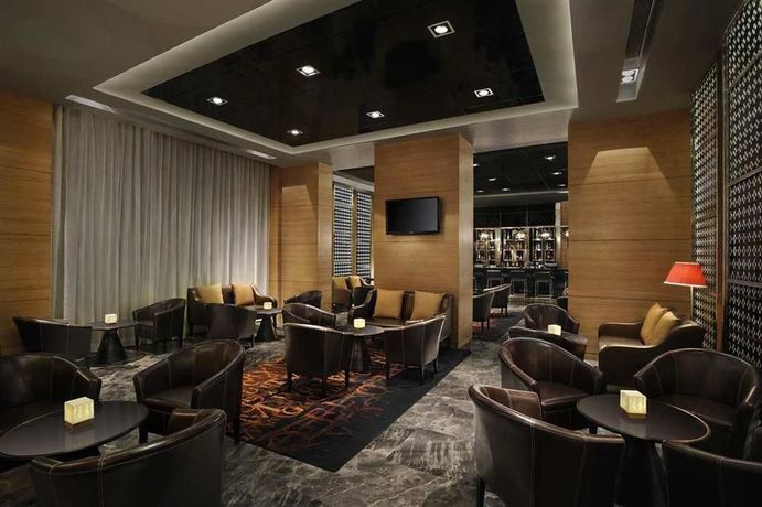 Imagen del bar/restaurante del Hotel Doubletree Suites By Hilton Bangalore. Foto 2
