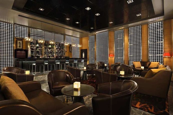 Imagen del bar/restaurante del Hotel Doubletree Suites By Hilton Bangalore. Foto 3