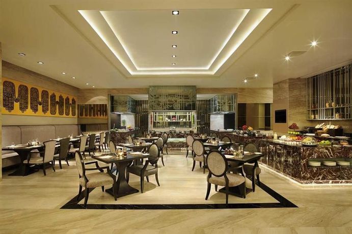 Imagen del bar/restaurante del Hotel Doubletree Suites By Hilton Bangalore. Foto 4
