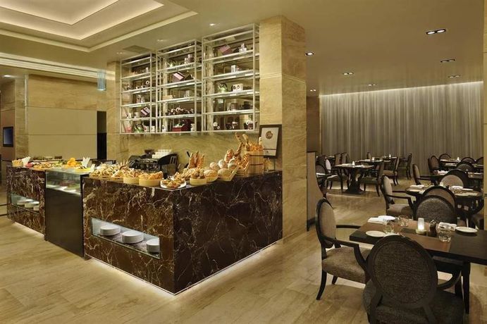 Imagen del bar/restaurante del Hotel Doubletree Suites By Hilton Bangalore. Foto 6