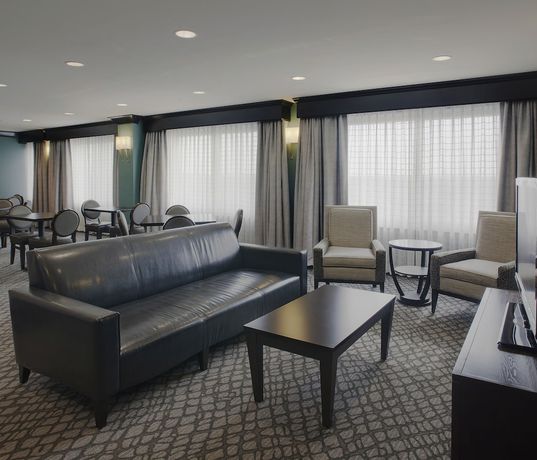 Imagen de los interiores del Hotel Doubletree Suites By Hilton Bentonville. Foto 19