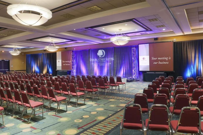 Imagen de los interiores del Hotel Doubletree Suites By Hilton Htl and Conf Cntr Downers Grove. Foto 7