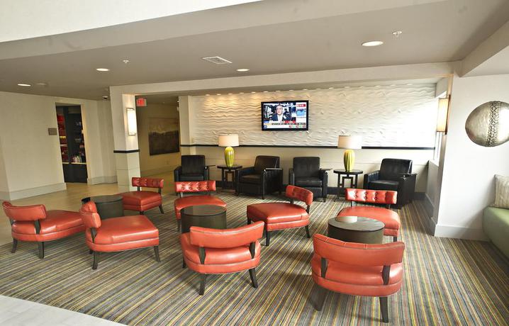 Imagen de los interiores del Hotel Doubletree Suites By Hilton Huntsville South. Foto 11