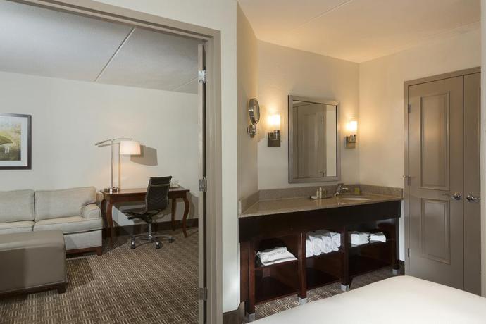 Imagen de la habitación del Hotel Doubletree Suites By Hilton Nashville Airport. Foto 3