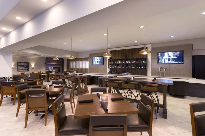Imagen del bar/restaurante del Hotel Doubletree Suites By Hilton Nashville Airport. Foto 2