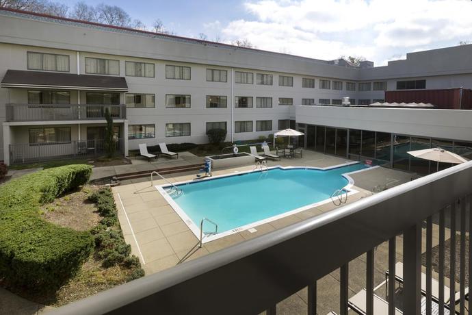 Imagen de la piscina del Hotel Doubletree Suites By Hilton Nashville Airport. Foto 14