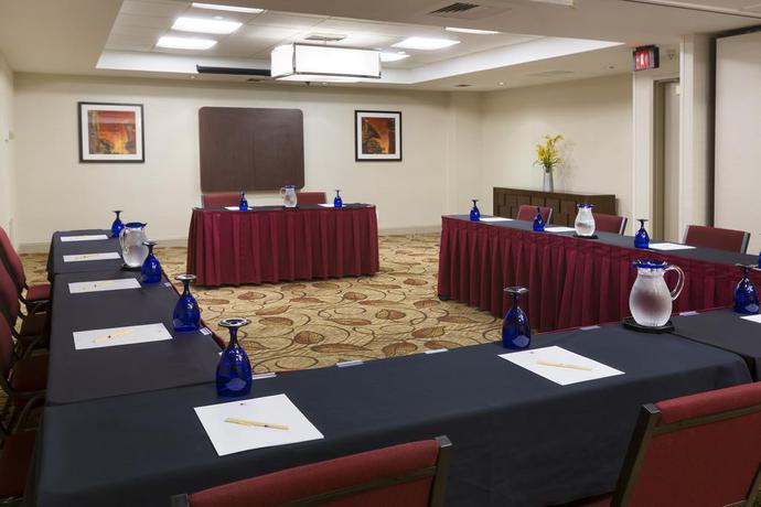 Imagen de los interiores del Hotel Doubletree Suites By Hilton Nashville Airport. Foto 11
