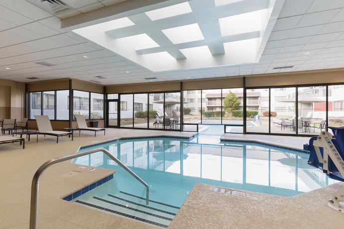 Imagen de la piscina del Hotel Doubletree Suites By Hilton Nashville Airport. Foto 15